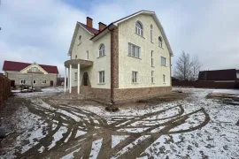 Дом 699 м² на участке 25 соток.